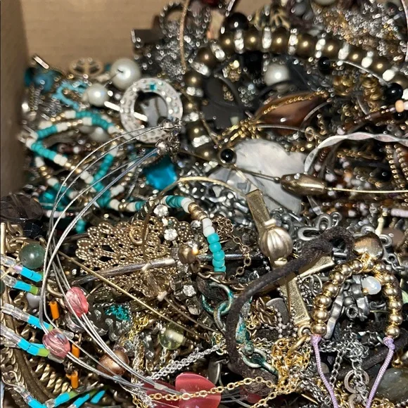 Tangled scrap lot, 4.72 lbs. un-searched, un-tested jewelry!  Lot 0131C - Picture 3 of 9